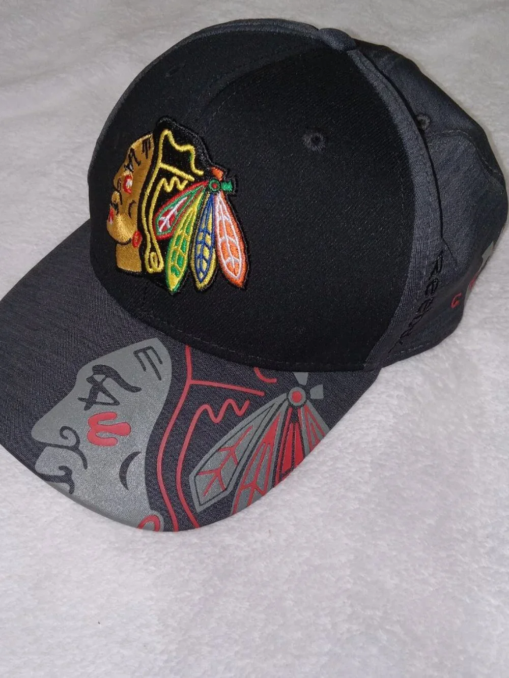 Reebok Chicago Blackhawks Center Ice Flex Fit Hat NHL Hockey Cap S/M Black Gray
